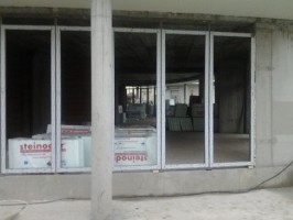 Rozpoczęto montaż slusarki w witrzynach lokali handlowych w segmencie A i w wejściach do pozostałych klatek. Rozpoczę...