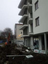 Rozpoczęto montaż slusarki w witrzynach lokali handlowych w segmencie A i w wejściach do pozostałych klatek. Rozpoczę...