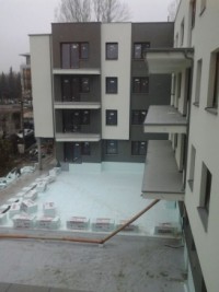 Rozpoczęto montaż slusarki w witrzynach lokali handlowych w segmencie A i w wejściach do pozostałych klatek. Rozpoczę...