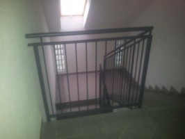 Trwa wykonywanie opaski wokół budynku oraz kontynuowane są prace brukarskie od strony północnej oraz w garażu podziem...
