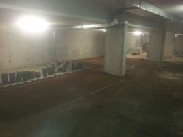 Trwa wykonywanie opaski wokół budynku oraz kontynuowane są prace brukarskie od strony północnej oraz w garażu podziem...