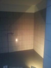 Trwa wykonywanie opaski wokół budynku oraz kontynuowane są prace brukarskie od strony północnej oraz w garażu podziem...