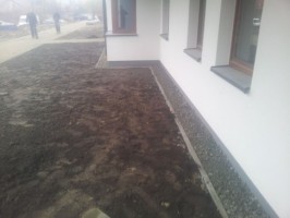 Trwa wykonywanie opaski wokół budynku oraz kontynuowane są prace brukarskie od strony północnej oraz w garażu podziem...