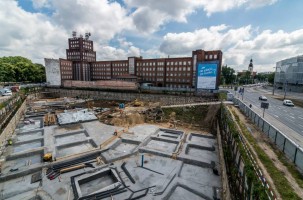 trwa wylewanie podkładowego betonu oraz zbrojenie pod fundamenty