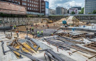 trwa wylewanie podkładowego betonu oraz zbrojenie pod fundamenty