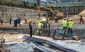 trwa wylewanie podkładowego betonu oraz zbrojenie pod fundamenty