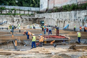 trwa wylewanie podkładowego betonu oraz zbrojenie pod fundamenty