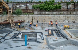 trwa wylewanie podkładowego betonu oraz zbrojenie pod fundamenty