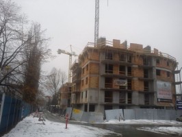 Twają prace murarskie ścianek działowych w klatkach A i B