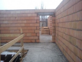 Twają prace murarskie ścianek działowych w klatkach A i B