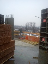 Twają prace murarskie ścianek działowych w klatkach A i B