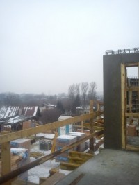 Twają prace murarskie ścianek działowych w klatkach A i B