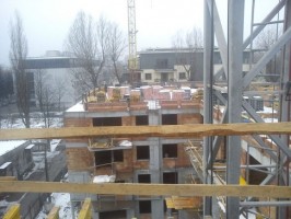 Twają prace murarskie ścianek działowych w klatkach A i B