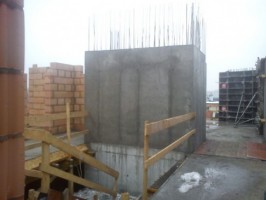 Twają prace murarskie ścianek działowych w klatkach A i B