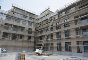 OWI - BUD. A1 - ELEWACJA KLINKIEROWA PO ZAFUGOWANIU - WIDOK OD PATIO (KLATKA SCH. 3 I 4)