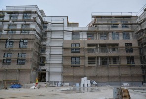 OWI - BUD. A1 - ELEWACJA KLINKIEROWA PO ZAFUGOWANIU - WIDOK OD PATIO (KLATKA SCH. 1 I 2)