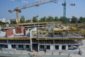 OWII - WIDOK Z BUD. A2 NA POWSTAJACĄ KONSTRUKCJĘ BUDYNKÓW B1 I B2