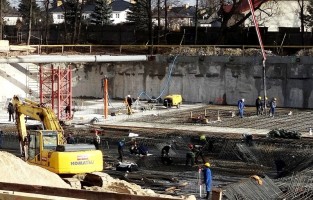 Prace nad płytą fundamentową coraz bardziej zaawansowane
