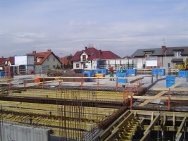 II etap - hala garażowa jest częściowo przykryta stropem