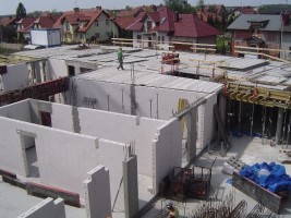 II etap - Postawiono ściany kondygnacji parteru budynku oraz ułożono płyty  stropowe na części parteru od strony ulic...