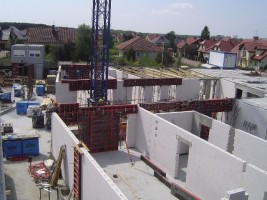 II etap - Postawiono ściany kondygnacji parteru budynku oraz ułożono płyty  stropowe na części parteru od strony ulic...