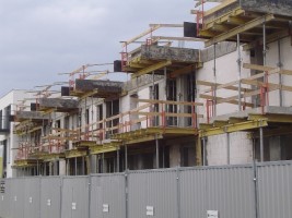 II etap - Płyty stropowe przykrywają już pierwsze piętro klatki C od strony ulicy Barwickiej