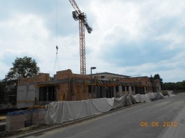 Trwają roboty murowe i zbrojeniowe ścian poziomu I piętra