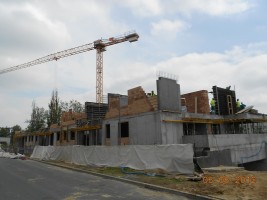 Trwają roboty murowe i zbrojeniowe ścian poziomu I piętra