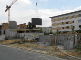 Trwają roboty murowe i zbrojeniowe ścian poziomu I piętra