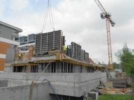 Trwają roboty murowe i zbrojeniowe ścian poziomu I piętra