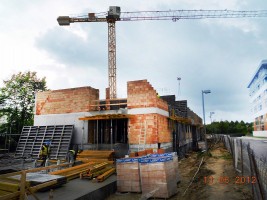 Trwają roboty murowe i zbrojeniowe ścian poziomu I piętra
