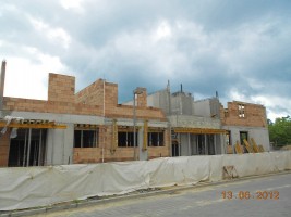 Trwają roboty murowe i zbrojeniowe ścian poziomu I piętra