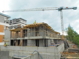 Trwają roboty murowe i zbrojeniowe ścian poziomu I piętra