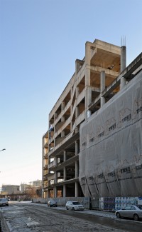 wyburzanie niedokończonego "parkingowca" pod budowę nowego biurowca