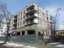 trwa ocieplanie budynku