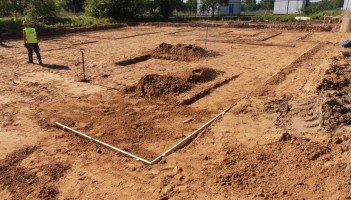 Aktualnie na terenie osiedla trwają roboty ziemne na budynku B i rozbiórkowe nawierzchni pod bud. E oraz roboty funda...