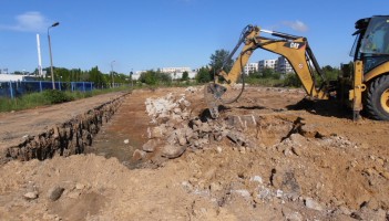 Aktualnie na terenie osiedla trwają roboty ziemne na budynku B i rozbiórkowe nawierzchni pod bud. E oraz roboty funda...