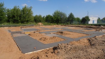 Aktualnie na terenie osiedla trwają roboty ziemne na budynku B i rozbiórkowe nawierzchni pod bud. E oraz roboty funda...