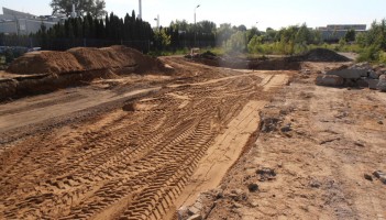 Aktualnie na terenie osiedla trwają roboty ziemne na budynku B i rozbiórkowe nawierzchni pod bud. E oraz roboty funda...
