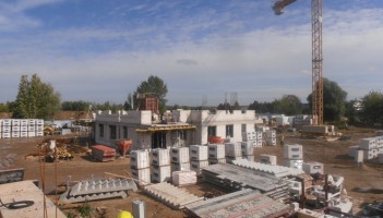 Trwają prace związane z wznoszeniem stanu surowego wszystkim budynków oraz hali garażowej.