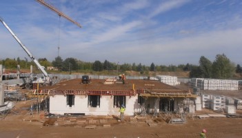 Trwają prace związane z wznoszeniem stanu surowego wszystkim budynków oraz hali garażowej.