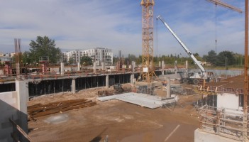 Trwają prace związane z wznoszeniem stanu surowego wszystkim budynków oraz hali garażowej.