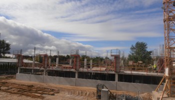 Trwają prace związane z wznoszeniem stanu surowego wszystkim budynków oraz hali garażowej.