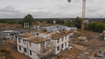 Trwają prace związane z wznoszeniem stanu surowego wszystkim budynków oraz hali garażowej.