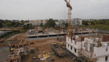 Trwają prace związane z wznoszeniem stanu surowego wszystkim budynków oraz hali garażowej.