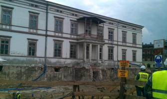 prace ziemne przy budowie parkingu podziemnego