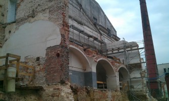 prace ziemne przy budowie parkingu podziemnego