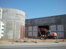 trwają prace nad podbudową pod kostkę brukową