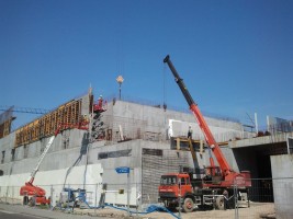 trwają prace nad podbudową pod kostkę brukową