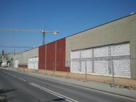 trwają prace nad podbudową pod kostkę brukową